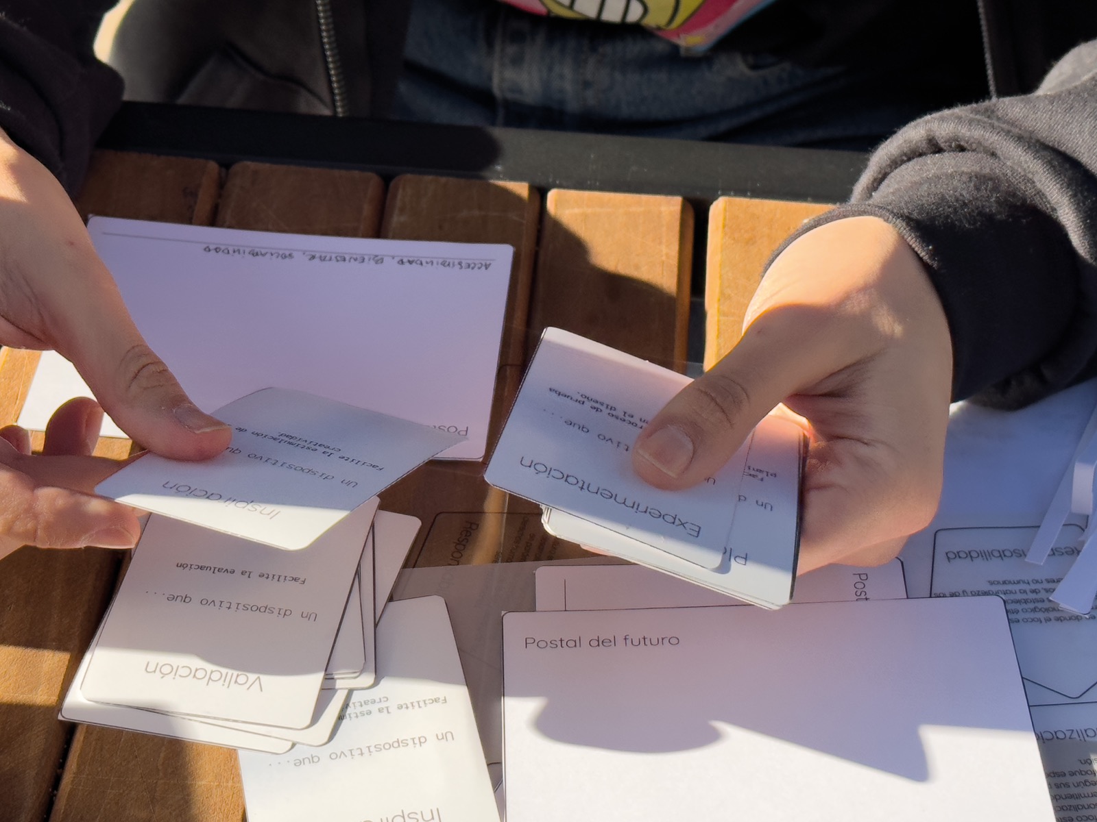 Participantes combinando cartas para construir un futuro en disputa.